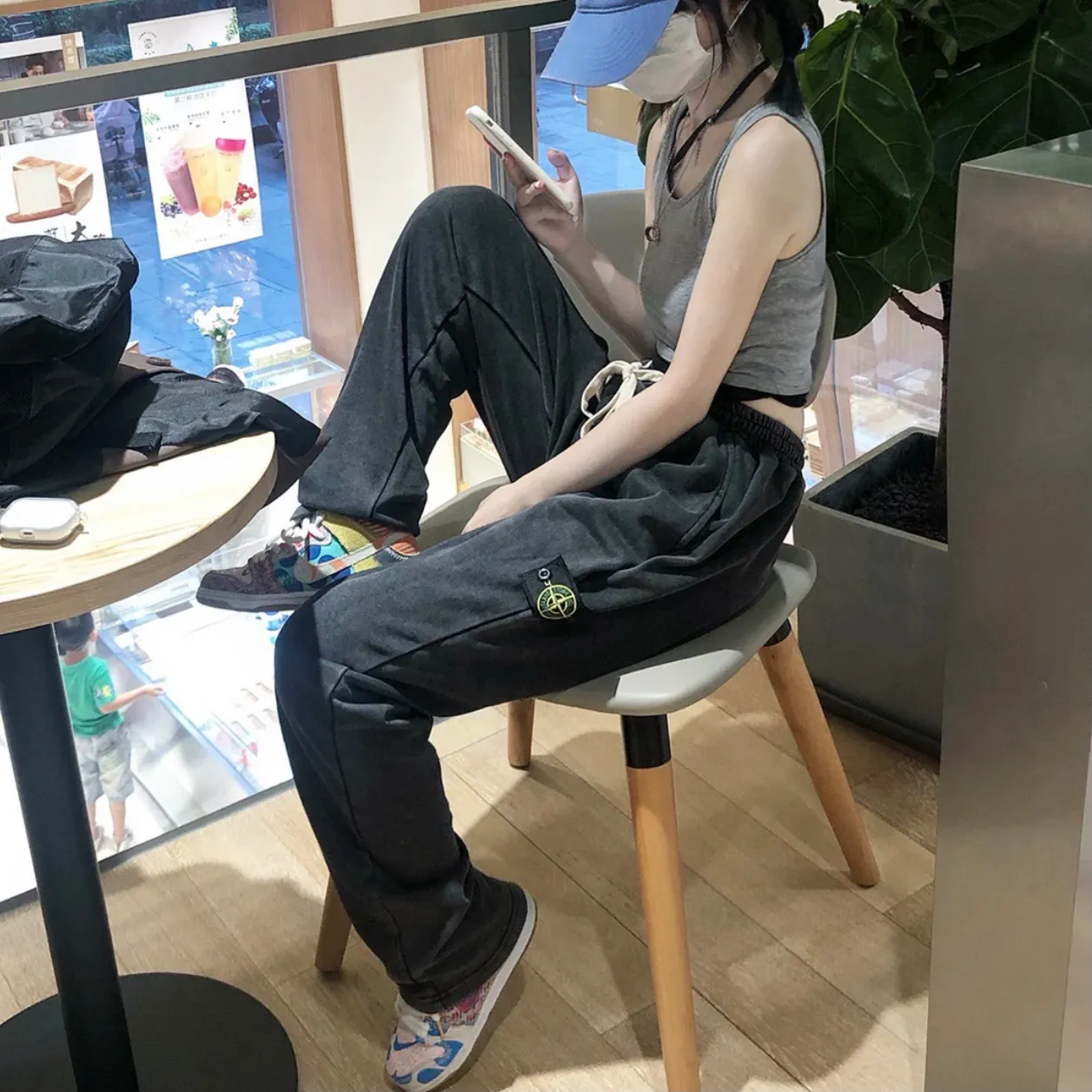W2231#P150💰 Stone Black Samurai Badge Compass Washed and Distressed Drawstring Terry High Street Long Sweatpants for Men and Women Fashionable 🛒 This item can be worn by both men and women. The texture is very good and the upper body is particularly good-looking. It can be used in the high street for leisure. It looks slim and looks good in photos. Color: Black Size: M L XL XXL